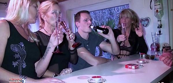 3 Notgeile MILFs treiben es mit Jungspund auf Party Deutsch - German Mature